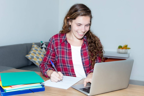 Estudante bonita loira do sexo feminino trabalhando com computador
 - Foto, Imagem