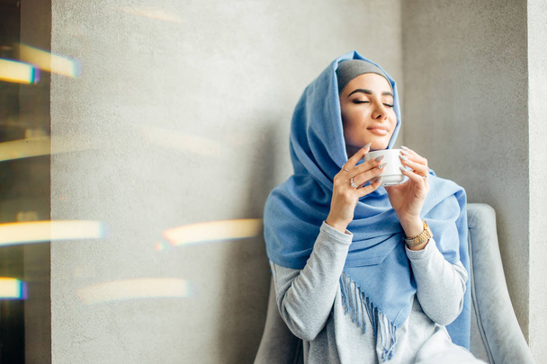 pretty muslim girl in hijab in cafe - Foto, Imagen