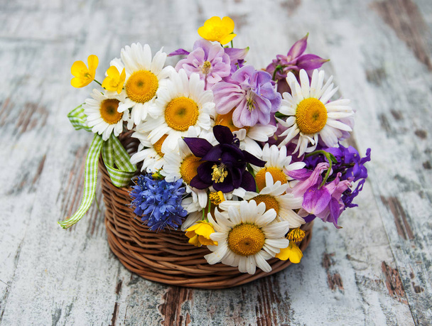 cesta con flores silvestres
 - Foto, imagen