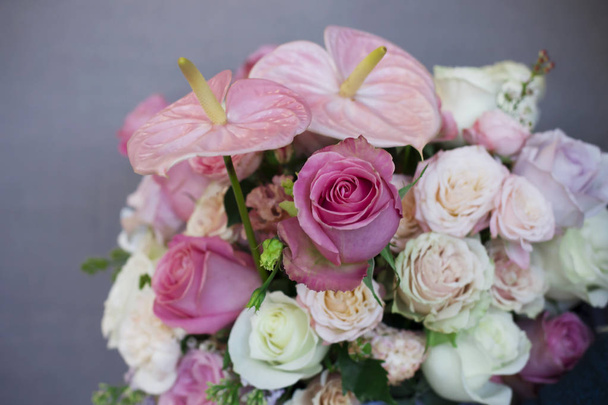 Το όμορφο μπουκέτο από διαφορετικά τριαντάφυλλα σε λευκό κουτί  - Φωτογραφία, εικόνα
