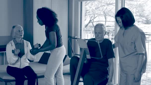 Anziani in clinica di riabilitazione fare ginnastica con l'aiuto di infermieri
 - Filmati, video