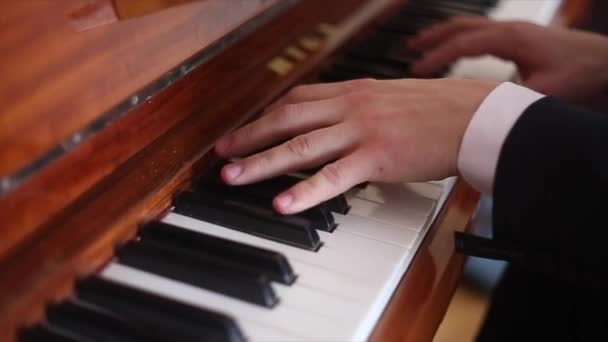 чоловік грає на піаніно
 - Кадри, відео