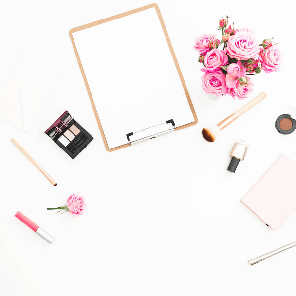 Композиция для блога красоты с розовым букетом, косметикой, дневником и буфетом обмена на белом фоне. Вид сверху. Квартира, копировальное пространство
 - Фото, изображение