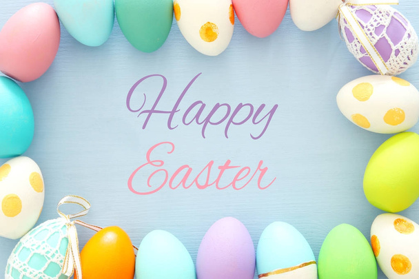 Vista superior de huevos de colores de Pascua sobre fondo azul
. - Foto, imagen