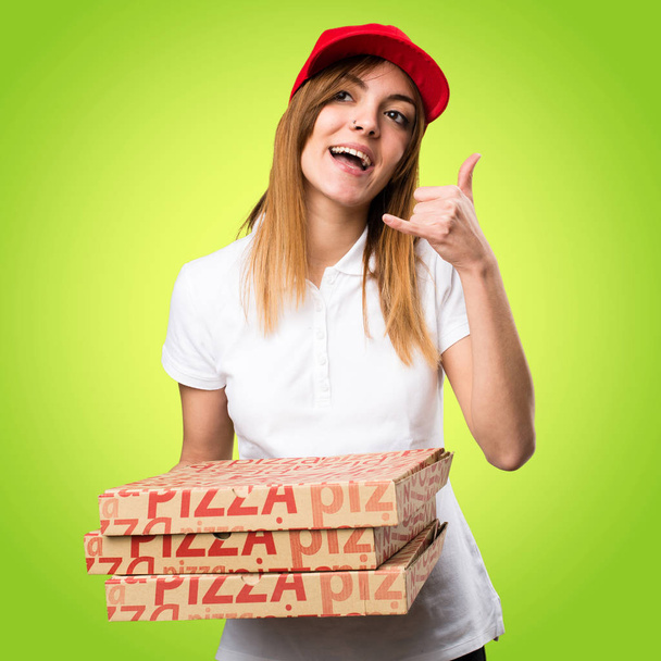 Доставка пиццы женщина делает телефонный жест на красочном фоне
 - Фото, изображение