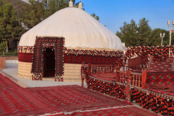 Εθνοτικές νομαδική yurt οικοδόμησης και τρίποδο-κρεβάτι, χτισμένο για την τις πιο - Φωτογραφία, εικόνα