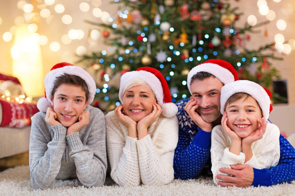 Famille souriante à Noël
  - Photo, image