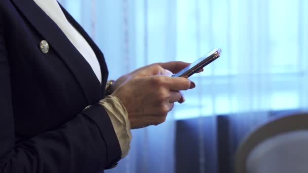 Femme d'affaires tape un message sur son téléphone portable
 - Séquence, vidéo