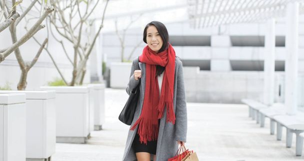 Mujer ir de compras con bolsas de papel
  - Foto, Imagen