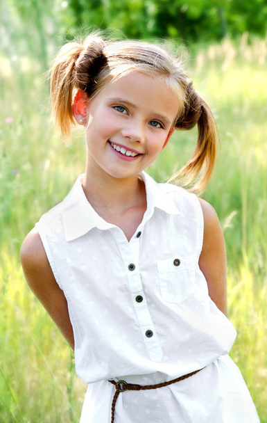 Portrét rozkošný usmívající se málo dívek v šatech venkovní  - Fotografie, Obrázek