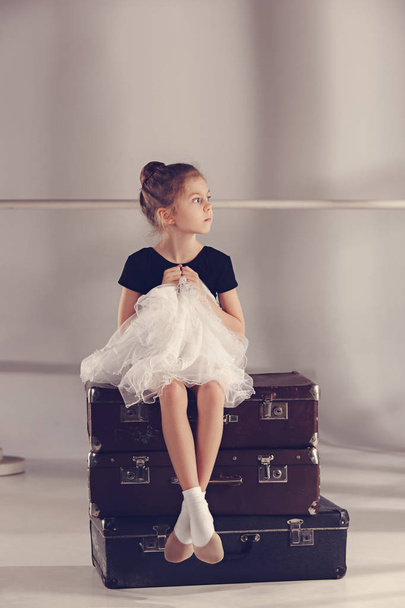 A menina como dançarina balerina sentada no estúdio
 - Foto, Imagem