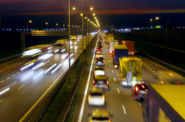 Traffico autostradale di notte
 - Foto, immagini