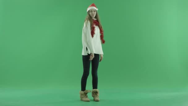 Adorable joven en sombrero de Navidad invita a todos a venir, croma clave en el fondo
 - Metraje, vídeo