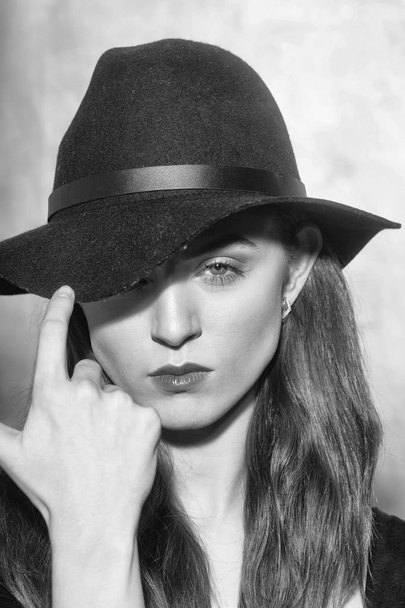 Şık siyah şapka giyen güzel kız - Fotoğraf, Görsel