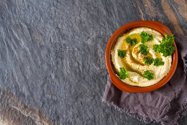 Vegetarian snack. Hummus with greens, dressed with olive oil and - Foto, imagen