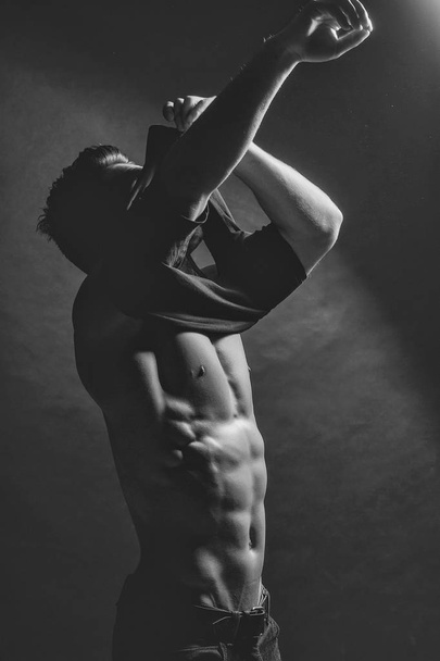 Man with muscular torso - Fotoğraf, Görsel