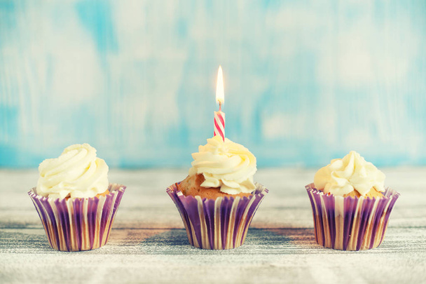 Εορταστική cupcakes με αναμμένα κεριά - Φωτογραφία, εικόνα