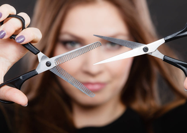 Professional hairdresser with scissors ready to cut. - Foto, afbeelding