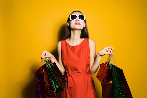 girl in sunglasses returns home with a lot of purchases - Foto, Imagem