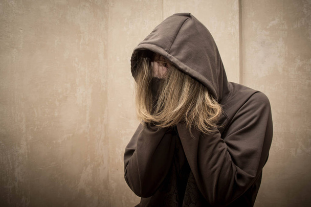 Hopeloos drugsverslaafde gaan door verslaving crisis, portret van een jonge persoon met stof afhankelijkheid - Foto, afbeelding