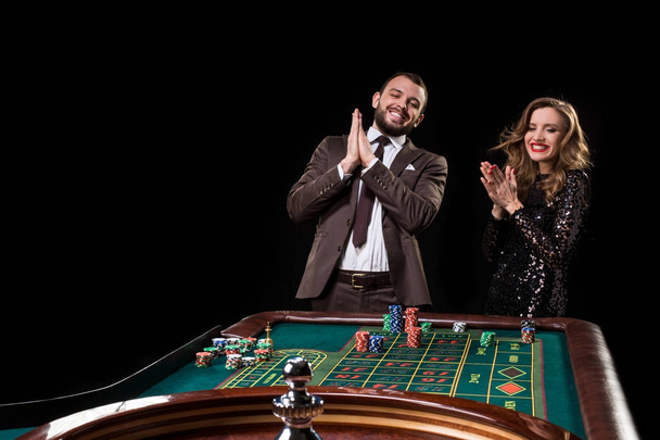 Casino rulet masasında oynayan kadın ve erkek - Fotoğraf, Görsel