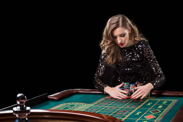 Жінка грає в казино. Жінка кидає купу чіпсів граючи
 - Фото, зображення