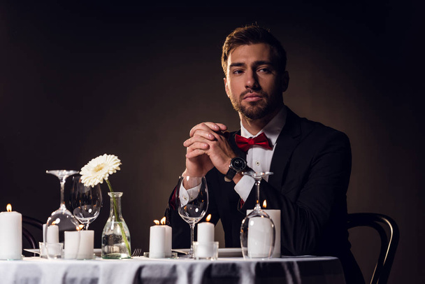 uomo barbuto in giacca in attesa di appuntamento romantico nel ristorante
  - Foto, immagini