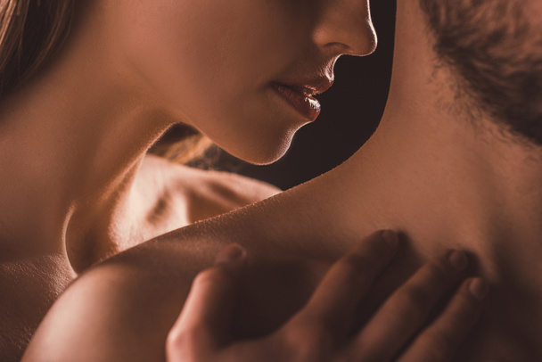 vista cortada de casal sensual, em marrom
 - Foto, Imagem