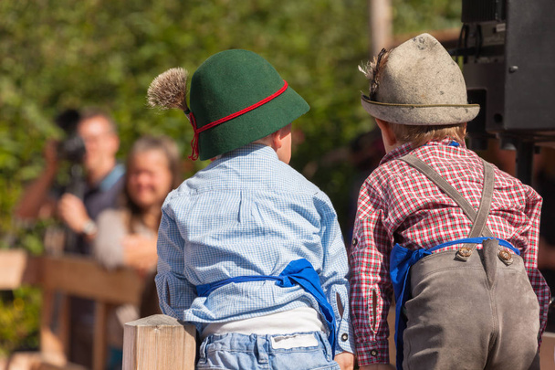 Маленькие дети в типичном костюме во время осеннего местного праздника в Валь ди Фунес (Южный Тироль)
 ) - Фото, изображение