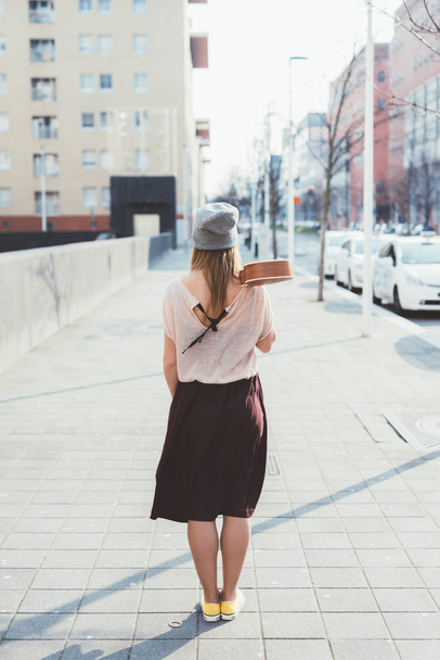 Jovem mulher bonita andando ao ar livre na cidade
  - Foto, Imagem