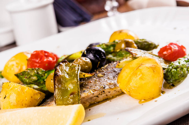 Filet z ryby Dorado zapiekane z warzywami - Zdjęcie, obraz