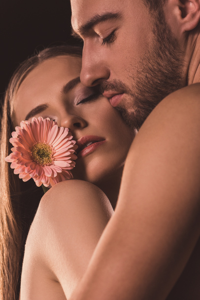 tendres amoureux étreignant et tenant gerbera fleur
 - Photo, image