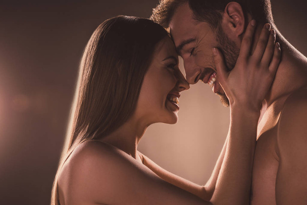 amantes sensuais abraçando e rindo, em marrom
  - Foto, Imagem