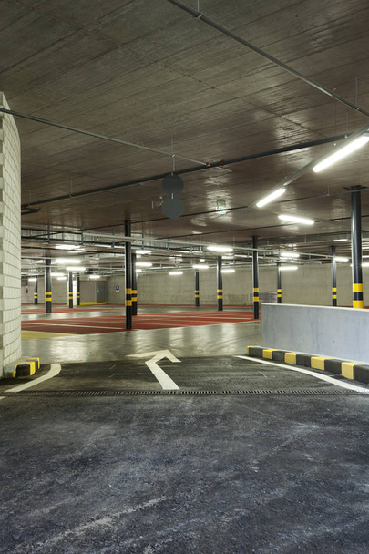 Nouveau parking souterrain, entrée
  - Photo, image
