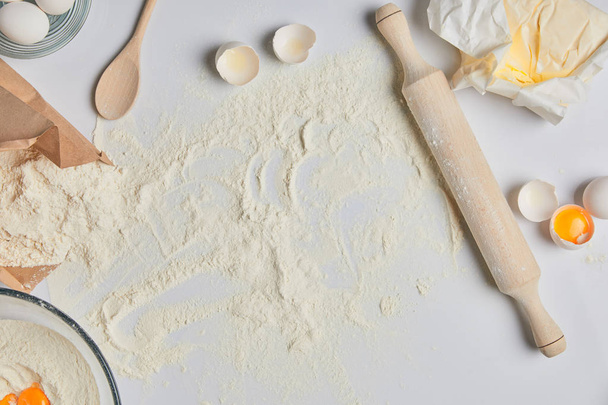 top view of flour and rolling pin on table - Foto, Imagem