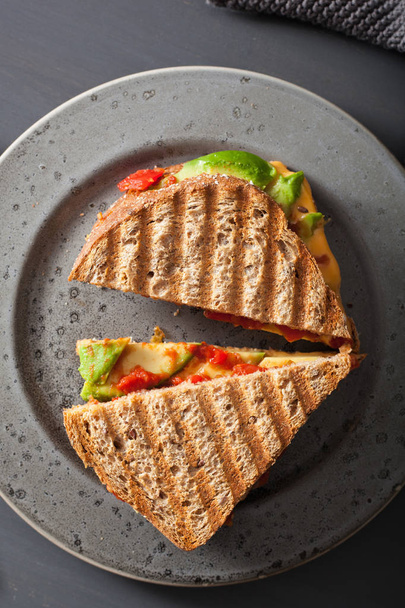 sandwich au fromage grillé avec avocat et tomate
 - Photo, image