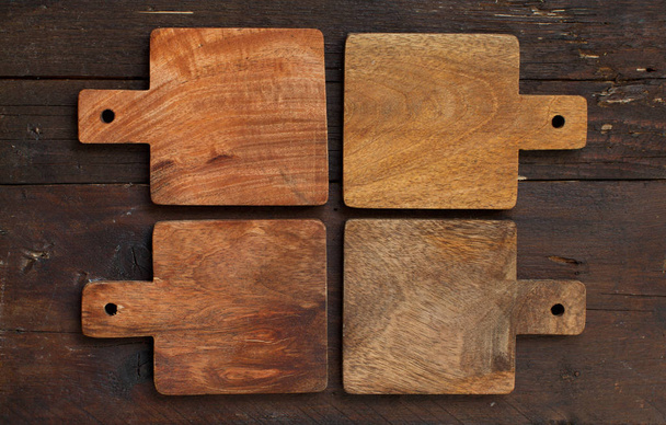 Drewniany stół i stare deski do krojenia - Zdjęcie, obraz