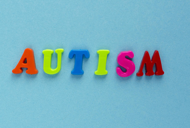 sana "autismi" muovi magneettisia kirjaimia sinisellä taustalla
 - Valokuva, kuva