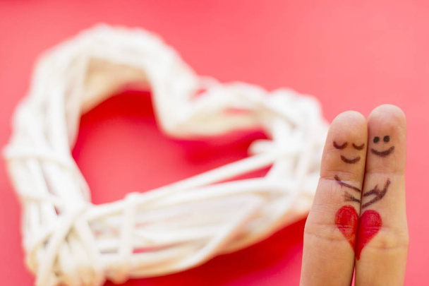 Концепция Дня Святого Валентина с парой пальцев
 - Фото, изображение