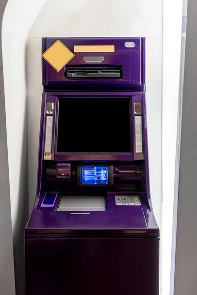 Фіолетові банкомати. Автоматичні станції
 - Фото, зображення