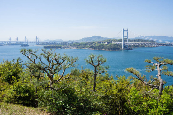 Il Great Seto Bridge o Seto Ohashi Bridge o Golden Gate Bridge è una serie di ponti a doppio ponte che collegano le prefetture di Okayama e Kagawa in Giappone.
 - Foto, immagini