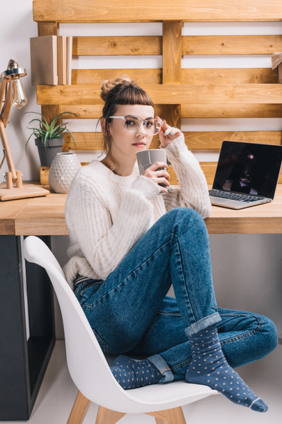trabalhador de escritório sentado na cadeira e bebendo chá
 - Foto, Imagem