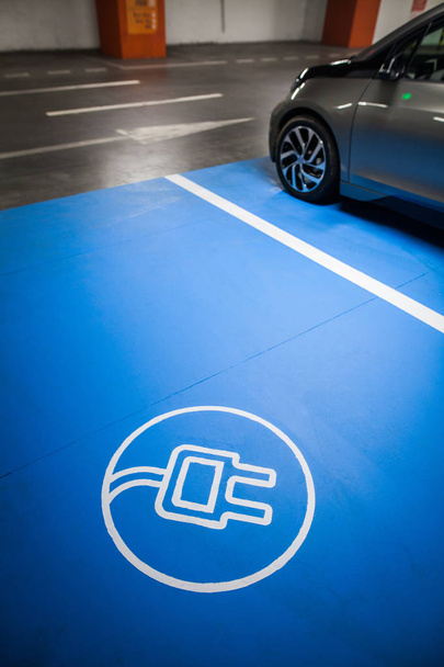 Χρώμα στιγμιότυπο από ένα χώρο στάθμευσης για την φόρτιση ηλεκτρικών αυτοκινήτων. - Φωτογραφία, εικόνα