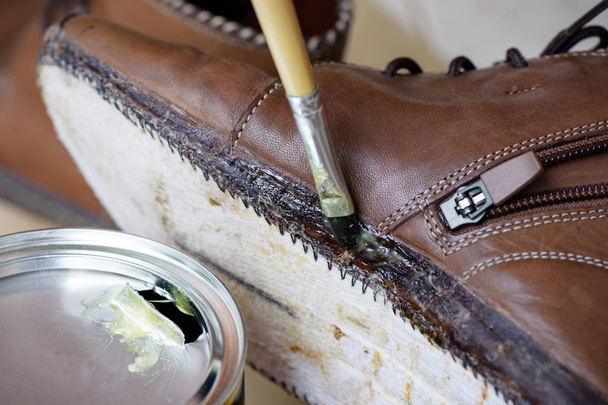 stosując klej Guma do skóra kobiet obuwia, shoe repair - Zdjęcie, obraz