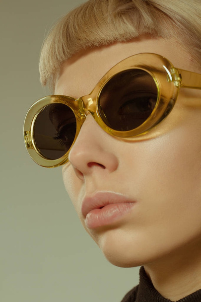 Kısa saç stili moda gözlük ile sarışın kız - Fotoğraf, Görsel
