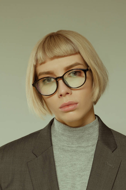Blonde girl with short hair style in fashion glasses - Foto, afbeelding