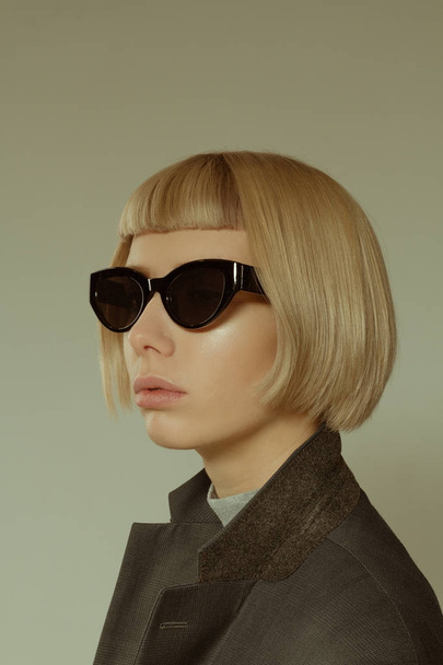 Blondýnka s krátkými vlasy styl v módní brýle - Fotografie, Obrázek