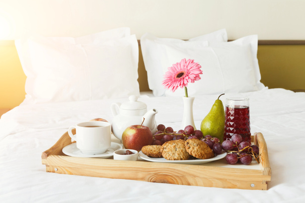 Aamiainen tarjoillaan sängyssä puinen tarjotin
 - Valokuva, kuva
