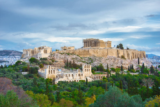 アクロポリスのパルテノン神殿とヘロディオン劇場。フィロパッポスの丘、アテネ、ギリシャからの眺め. - 写真・画像