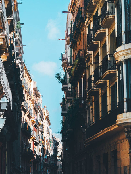 Detalle de fachada típica de edificios antiguos en Barcelona, España
. - Foto, Imagen